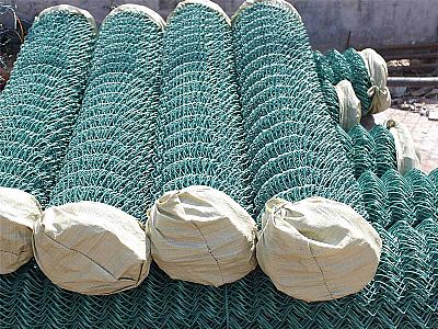 和田包塑絲 勾花網(wǎng)的內(nèi)絲經(jīng)過擠壓筒擠壓形成