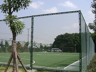 和田包塑絲編織的網(wǎng)球場(chǎng)勾花網(wǎng)護(hù)欄系統(tǒng)